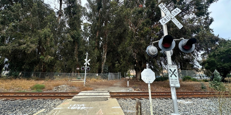 Photo of a pedestrian crosswalk over railroad tracks.