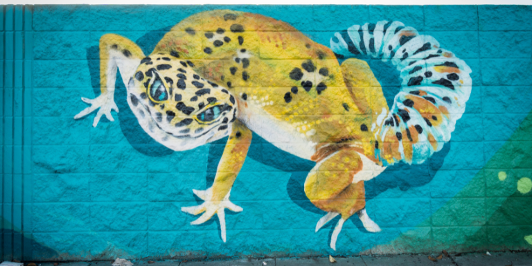 A yellow gecko mural